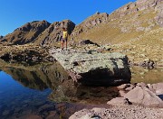 46 Bello specchiarsi dal roccione nel lago, ma con attenzione